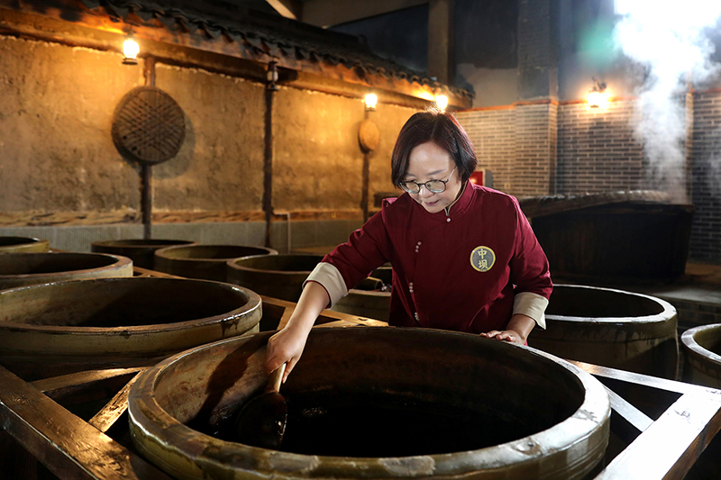 非遗四川·百城百艺丨中坝酱油：跨越四季的鲜香 只为留住百年老味道